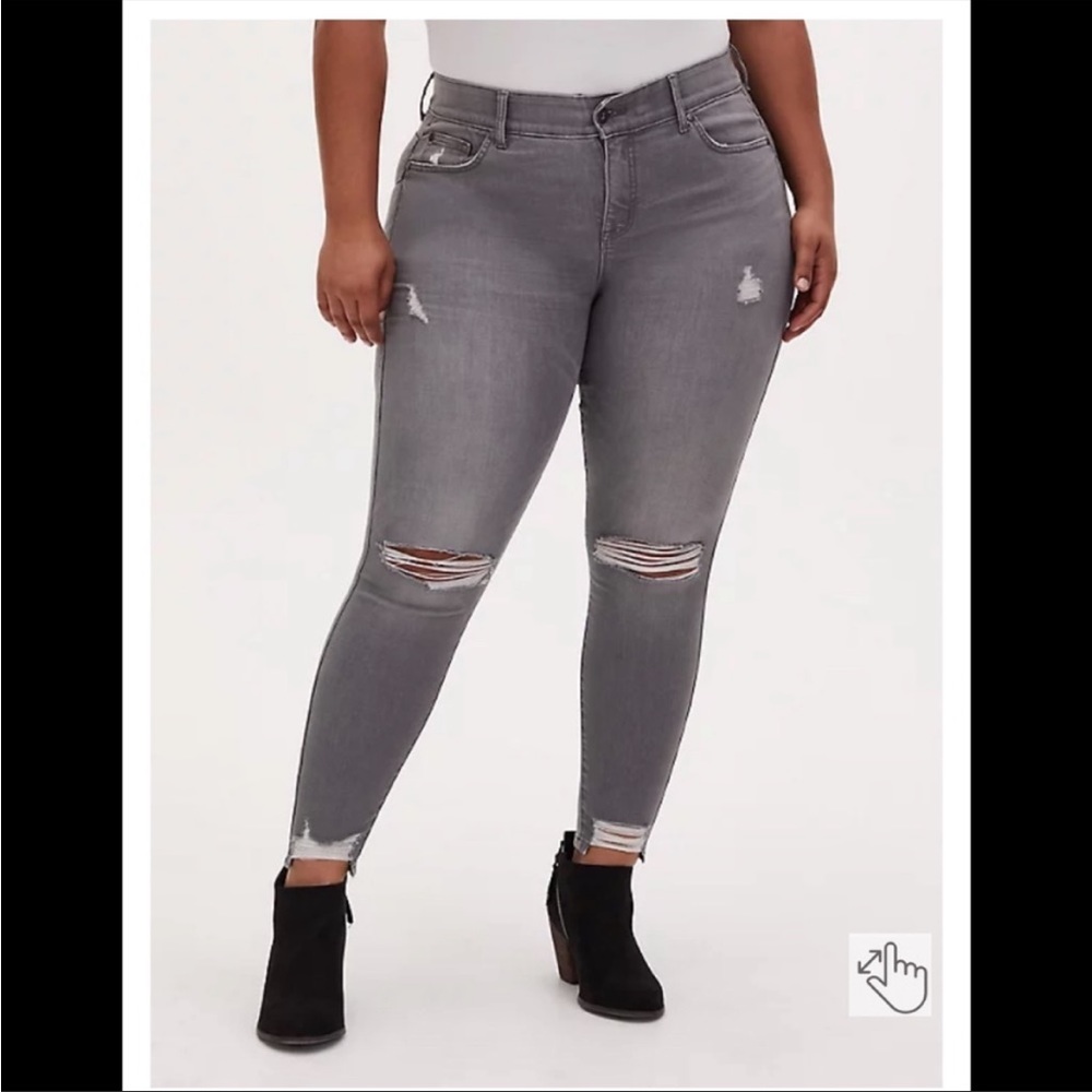 TORRID Bombshell Skinny Jeans / Size 22 R / Gray Distressed